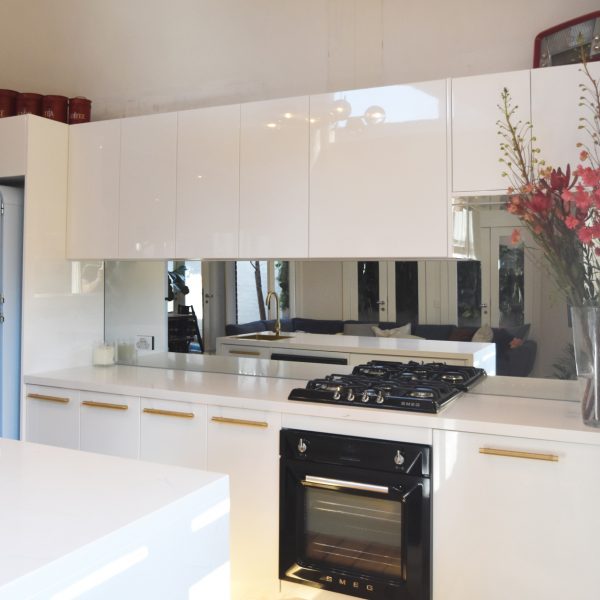 retro kitchen design with mirror glass splashback