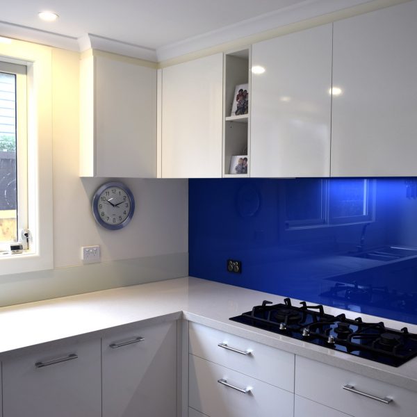 deep blue coloured kitchen glass splashback